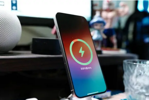 琅琊苹果15换屏服务分享用什么充电器给iPhone15充电更好 